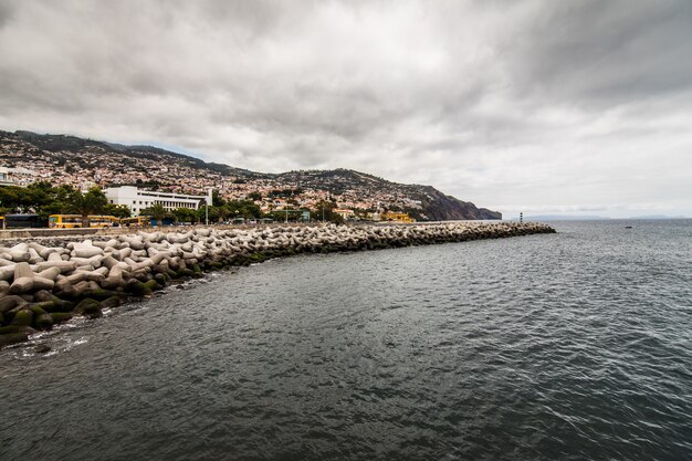 Funchal street, capitale de l'île de Madère, paysage urbain avec rue principale au jour d'été ensoleillé. Concept de voyage