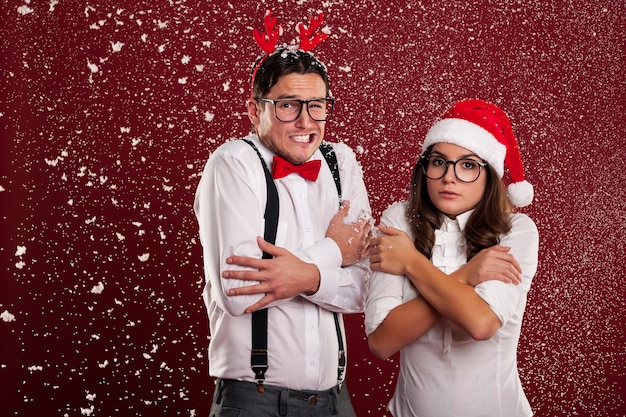 Funny couple secouant par temps froid en période de Noël