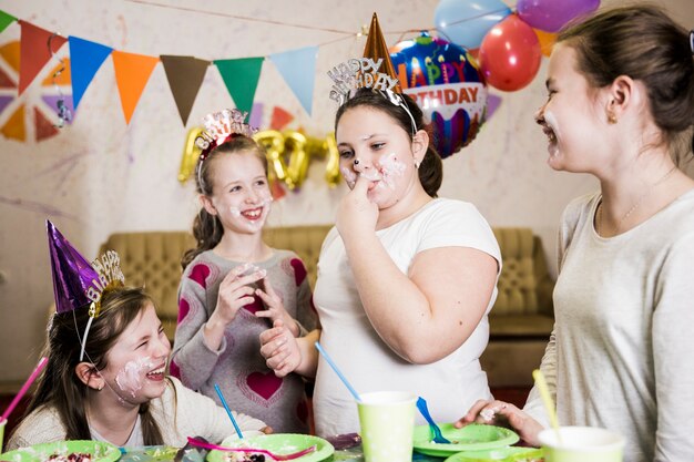 Funny kids célébrant l&#39;anniversaire à la maison