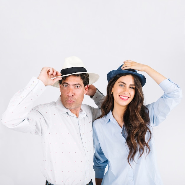 Photo gratuite funny père et fille en chapeaux