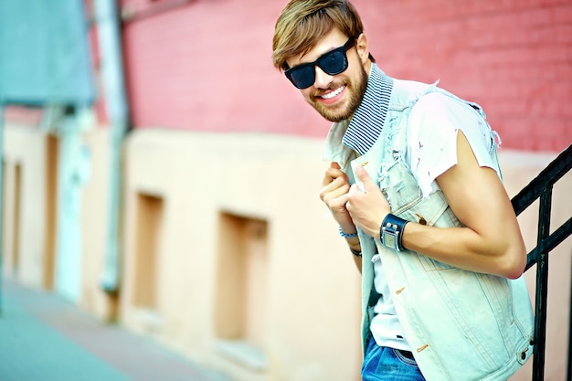 Funny Smiling Hipster Bel Homme Beau Dans Des Vêtements D'été élégants Posant Dans La Rue