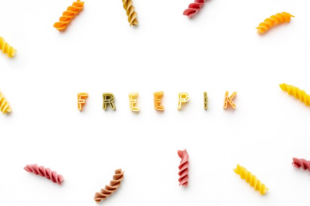 Fusilli non cuits et pâtes de l'alphabet freepik