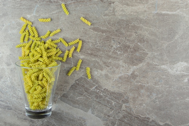 Fusilli Vert Sec Hors De Bol En Verre