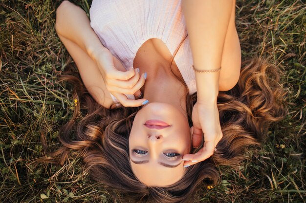 La future mère se couche sur l&#39;herbe