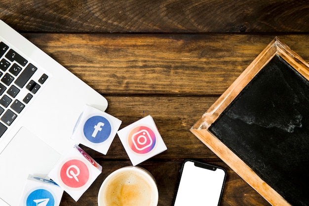 Gadgets électroniques, ardoise et café avec des icônes de médias mobiles et sociaux