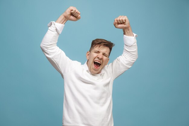 Gagner le succès homme heureux extatique célébrant être un gagnant. Image énergétique dynamique du modèle masculin