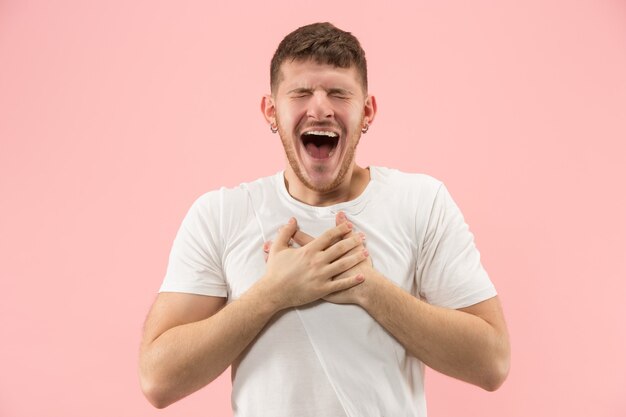 Gagner le succès homme heureux extatique célébrant être un gagnant. Image énergétique dynamique du modèle masculin