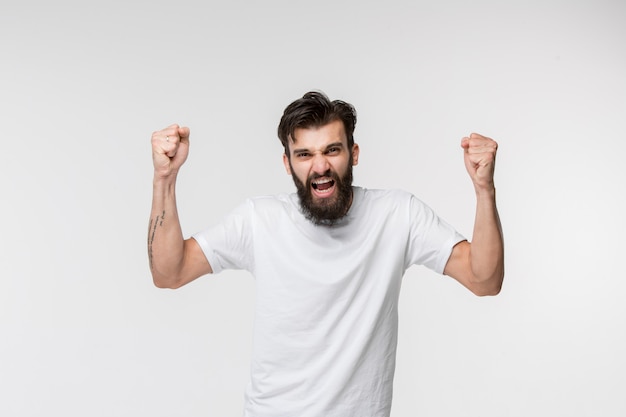 Gagner succès homme heureux extatique célébrant être un gagnant.