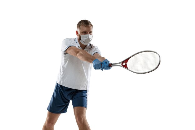 Gagnez des points sur la maladie. Joueur de tennis masculin en masque de protection, gants.