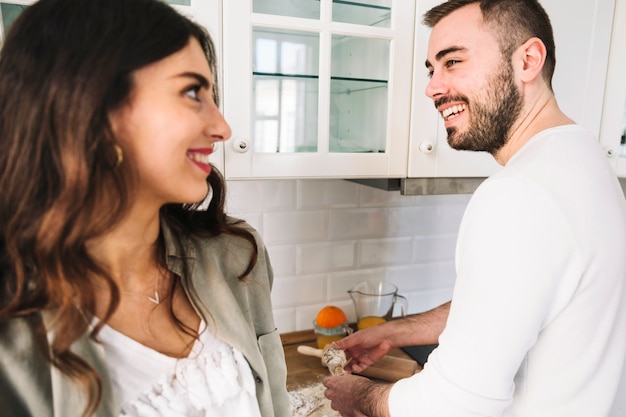 Gai jeune couple dans la cuisine