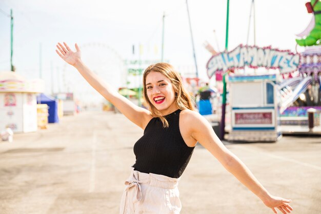 Gaie élégante jeune femme au parc des expositions