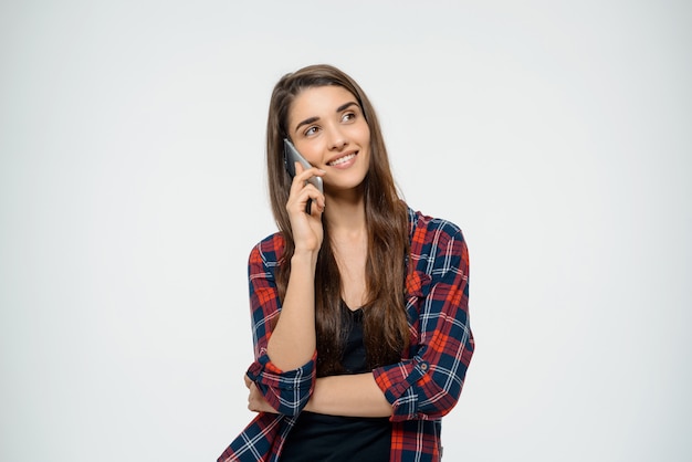 Gaie jeune femme parlant sur téléphone mobile