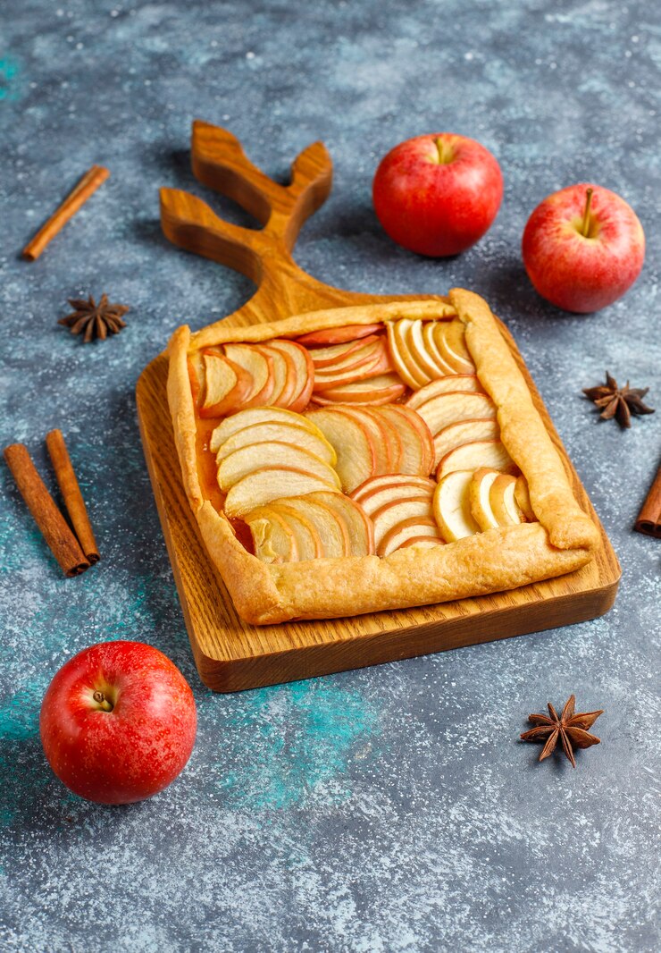 Photo gratuit galette maison aux pommes et cannelle.