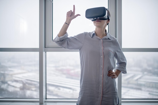 Gamer dans des lunettes VR jouant à un jeu 3D
