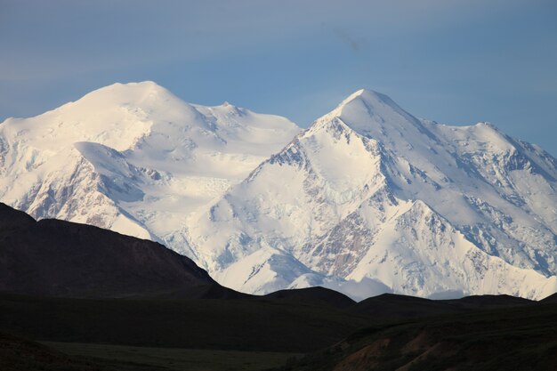 Gamme de belles hautes montagnes rocheuses couvertes de neige en Alaska