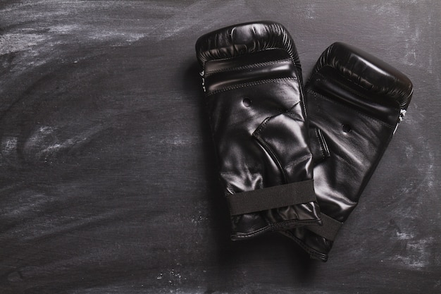 Gants de boxe sur un tableau noir,