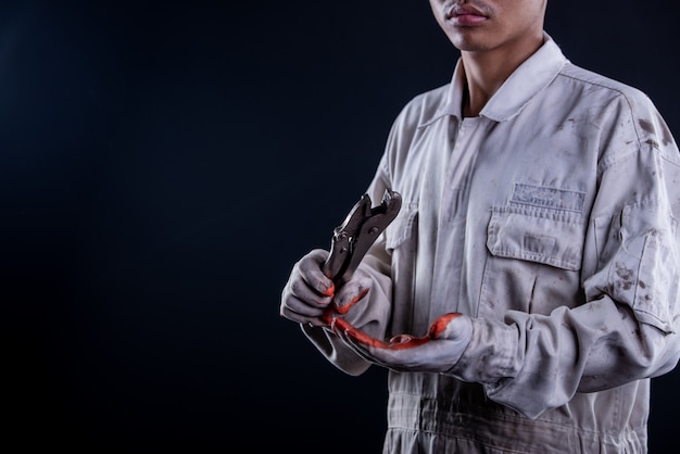 Photo gratuite garagiste portant un uniforme blanc tenant une clé