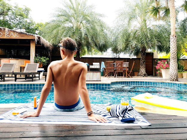 Garçon accroché à la piscine