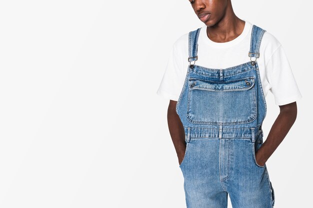 Garçon adolescent afro-américain en salopette denim vêtements streetwear shoot