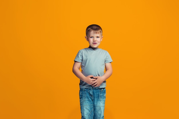 Le garçon adolescent heureux debout et souriant