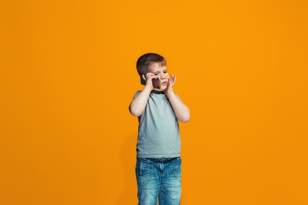 Le garçon adolescent heureux debout et souriant