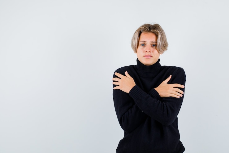 Photo gratuit garçon adolescent mignon s'embrassant