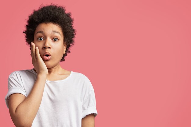 Garçon afro-américain aux cheveux bouclés