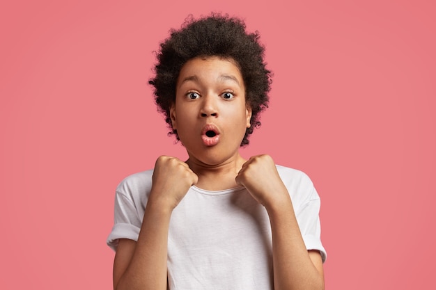 Garçon afro-américain aux cheveux bouclés