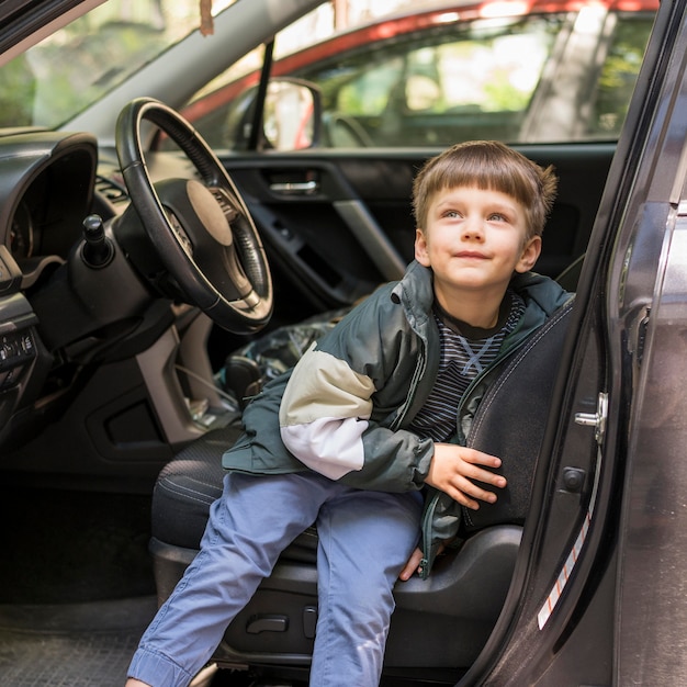 Photo gratuite garçon au volant