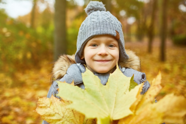 Garçon aux feuilles jaunes