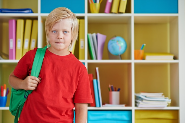 Photo gratuite garçon blonde à l'école