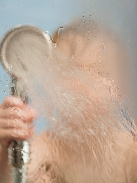 Garçon avec bonnet de douche