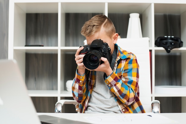 Photo gratuite garçon avec caméra