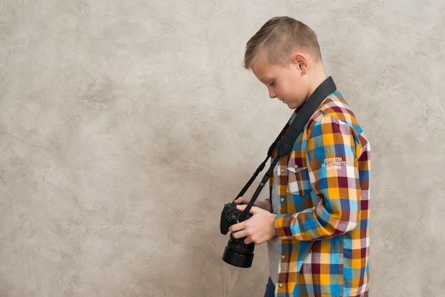 Photo gratuite garçon avec caméra