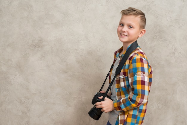 Photo gratuite garçon avec caméra