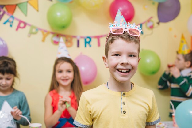 Garçon célébrant l&#39;anniversaire avec des amis