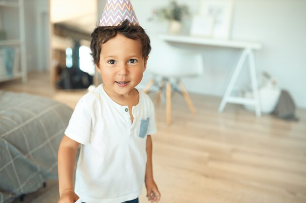 garçon célébrant son anniversaire à la maison