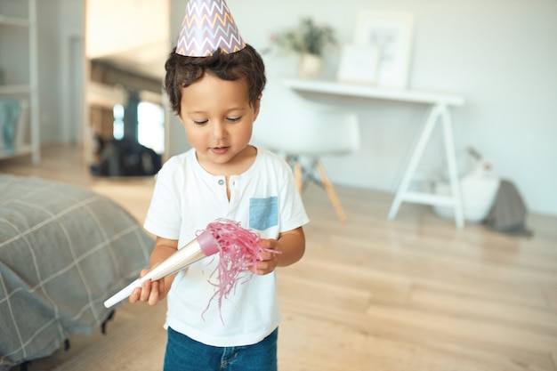 garçon célébrant son anniversaire à la maison