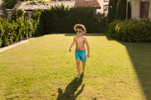 Garçon avec chapeau et lunettes de soleil