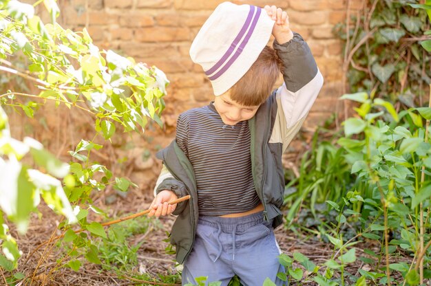 Garçon avec chapeau en plein air