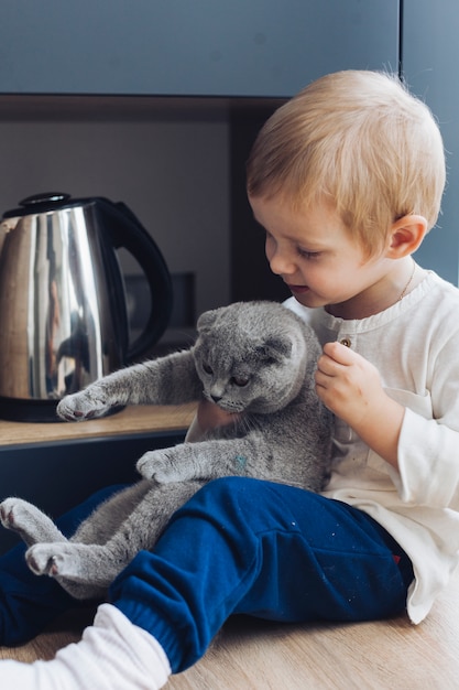 Garçon et chat