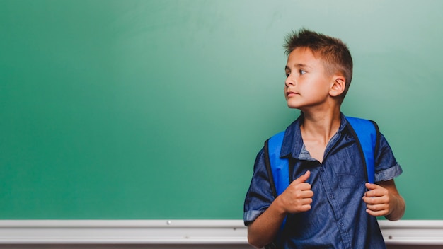 Garçon confiant dans la salle de classe