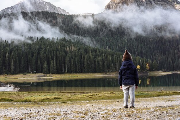 Garçon dans un drôle de chapeau regardant le parc national de Black Lake Durmitor Zabljak Monténégro