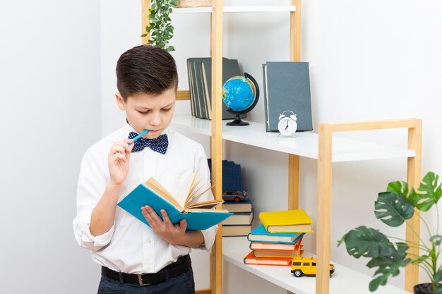 Garçon, debout, lecture