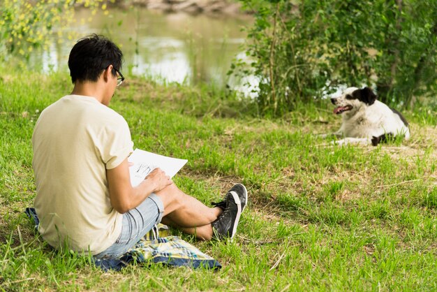 Garçon dessinant du charbon de bois dans le parc