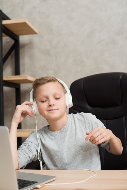 Garçon écoutant de la musique au bureau