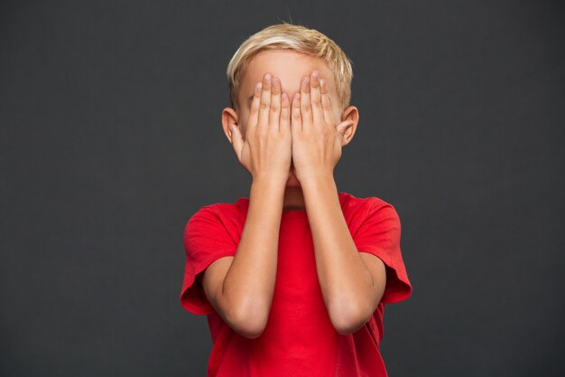 Garçon enfant debout isolé