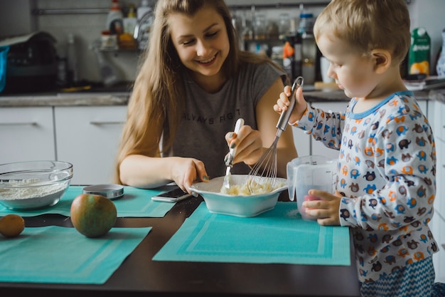 garçon enfant avec maman cuisine dans la tourte de cuisine