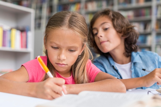 Garçon essayant de copier les devoirs de son collègue