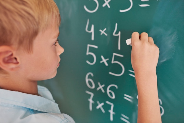 Photo gratuite garçon faisant des exercices mathématiques